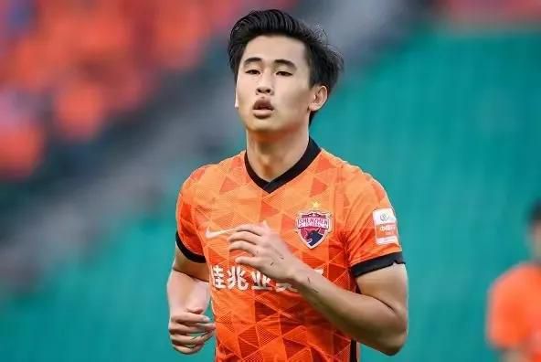 萧常坤也没指望女儿能够旗帜鲜明的支持自己，不干涉，就已经是他能想到的最好的结果，于是他激动不已的说：哎呀初然，你能做到这一点，爸真的是太谢谢你了。